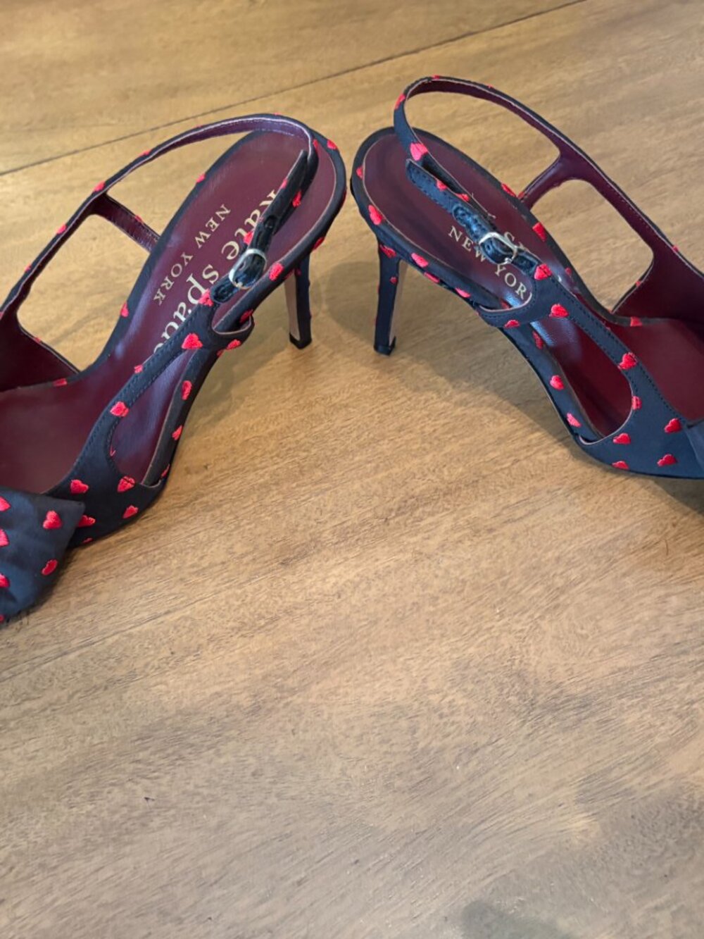 NWOT Kate Spade Black Slingback Heels with Red Hearts and Bow Accents. Size 8.5 - Picture 6 of 14